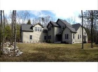 12 Hawthorn Rd, Amherst, MA 01002