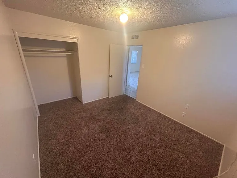 460 N East St — Photo 4