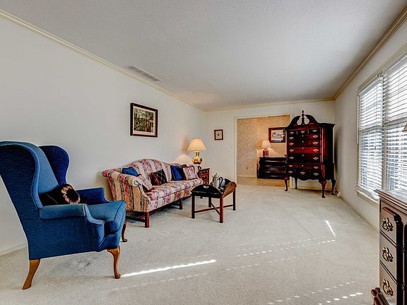 3rd image of 2115 Crestwood Dr