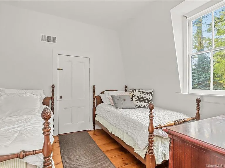 49 Hollow Tree Ridge Rd — Photo 10