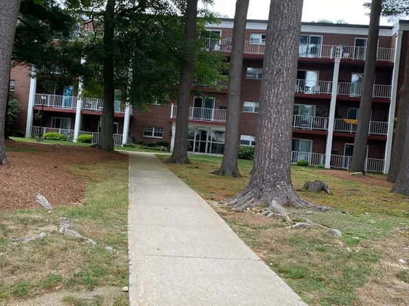 46 Greentree Ln APT 44, Weymouth, MA 02190