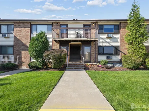 714 Cricket Ln, Woodbridge, NJ 07095