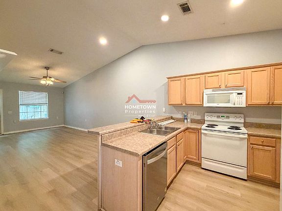 3rd image of 8005 Stonebrook Dr
