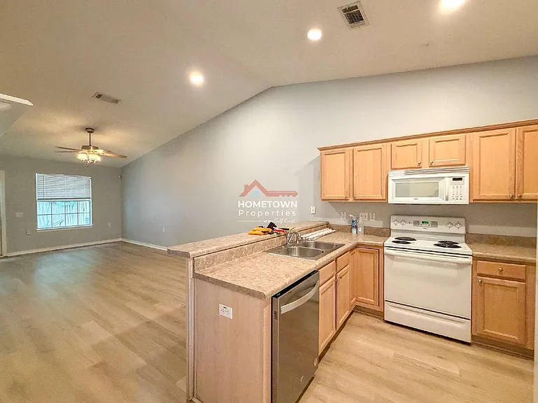 8005 Stonebrook Dr — Photo 3