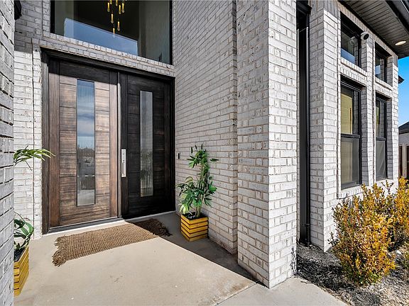 2nd image of 381 Rainforest Loop