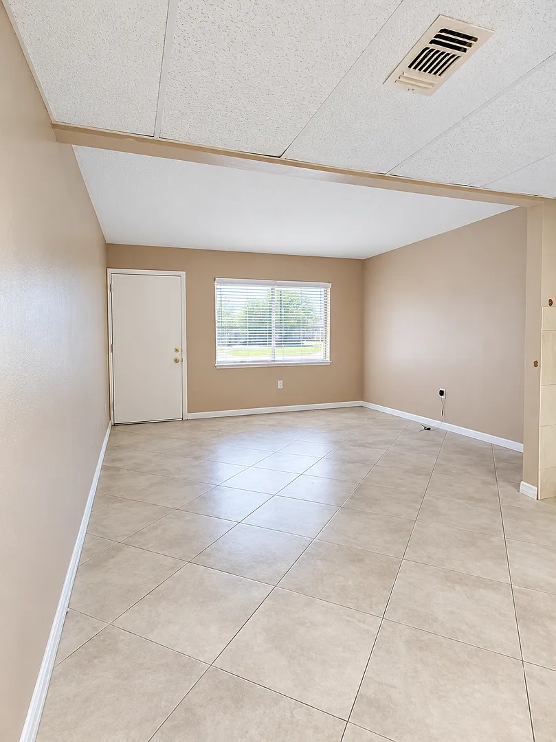Charming 1-Bedroom Condo in Clearwater Convenient Location Near Shopping and Beaches — Photo 3