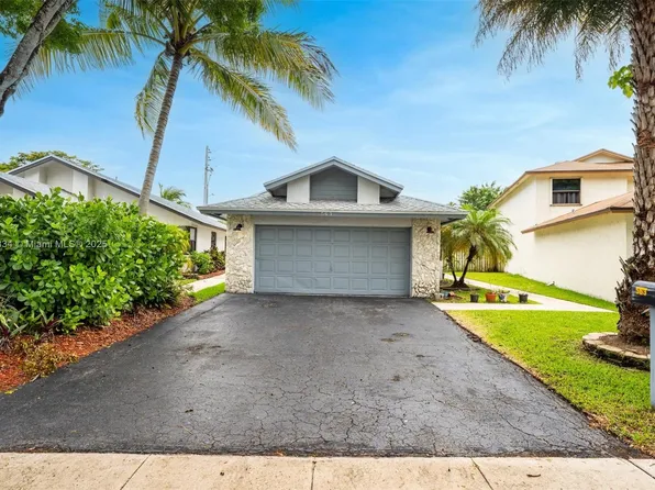 563 Lakeside Cir, Sunrise, FL 33326