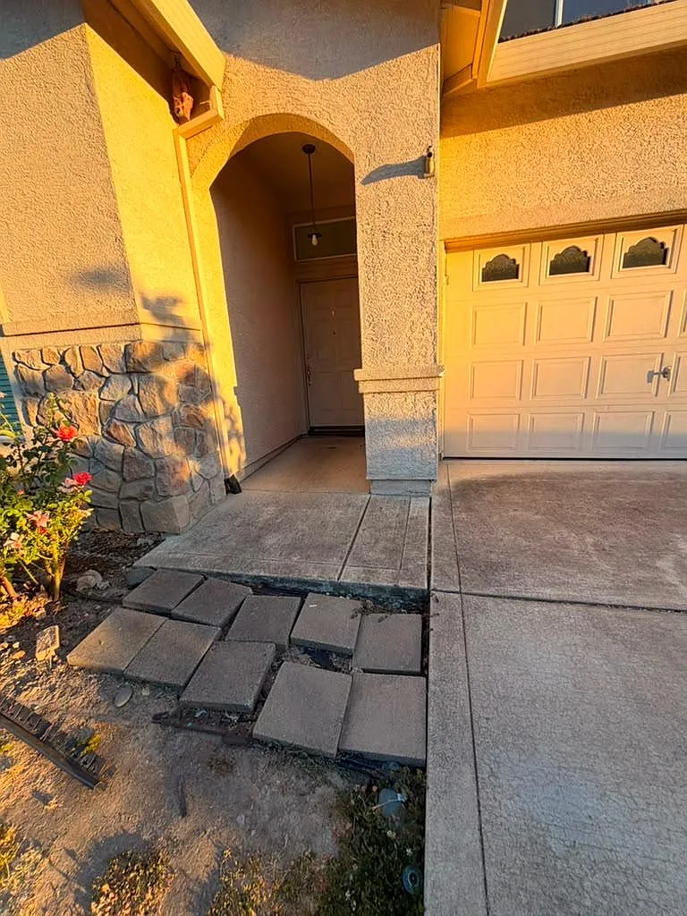 5 bed, 2572 sqft, $3,590 — Photo 2