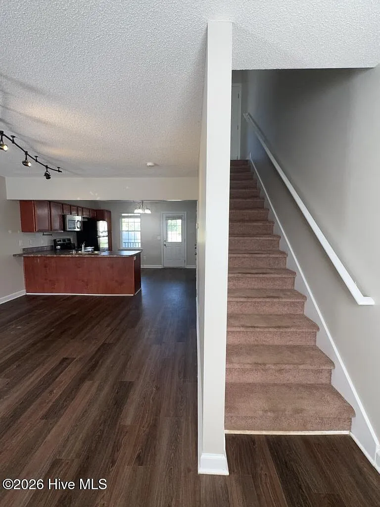 2 bed, 2.5 bath, 1008 sqft, $1,200 — Photo 3
