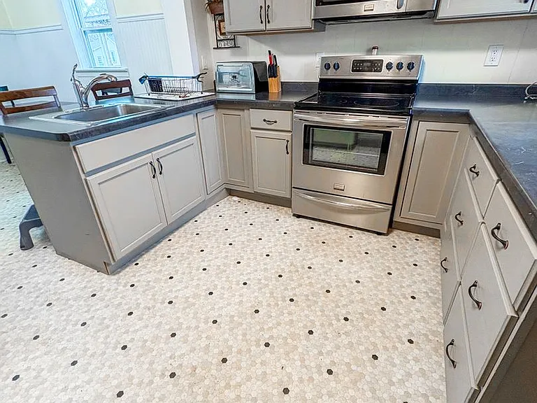 1626 Stoughton Ave — Photo 1