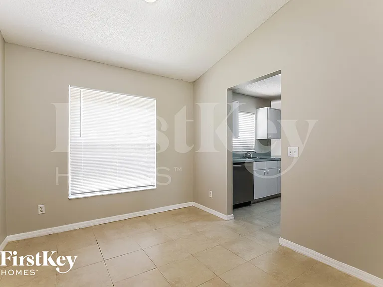 882 Trumbull St — Photo 5