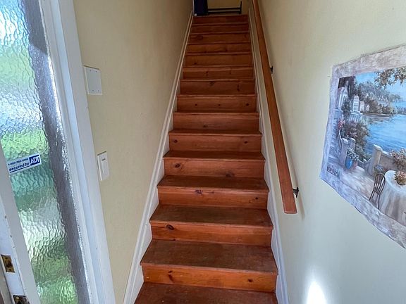 One flight of stairs from the front door to the whole apartment.