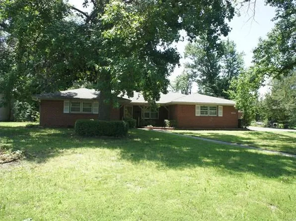 1834 E 10th St, Okmulgee, OK 74447