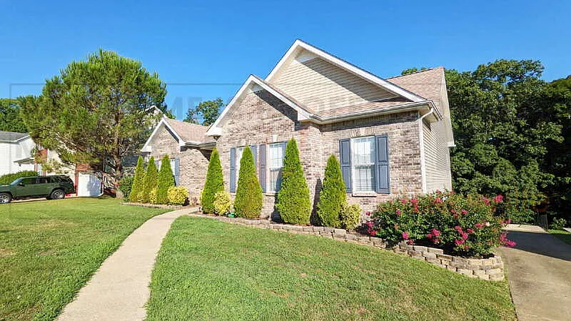 3 bed, 3.0 bath, 2219 sqft, $2,250 — Photo 4