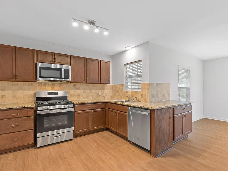 7704 Delafield Ln — Photo 8