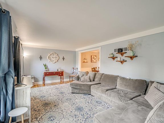 3rd image of 471 Debonhill Ct