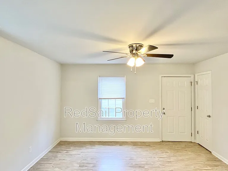 109 Peachtree Ln — Photo 5