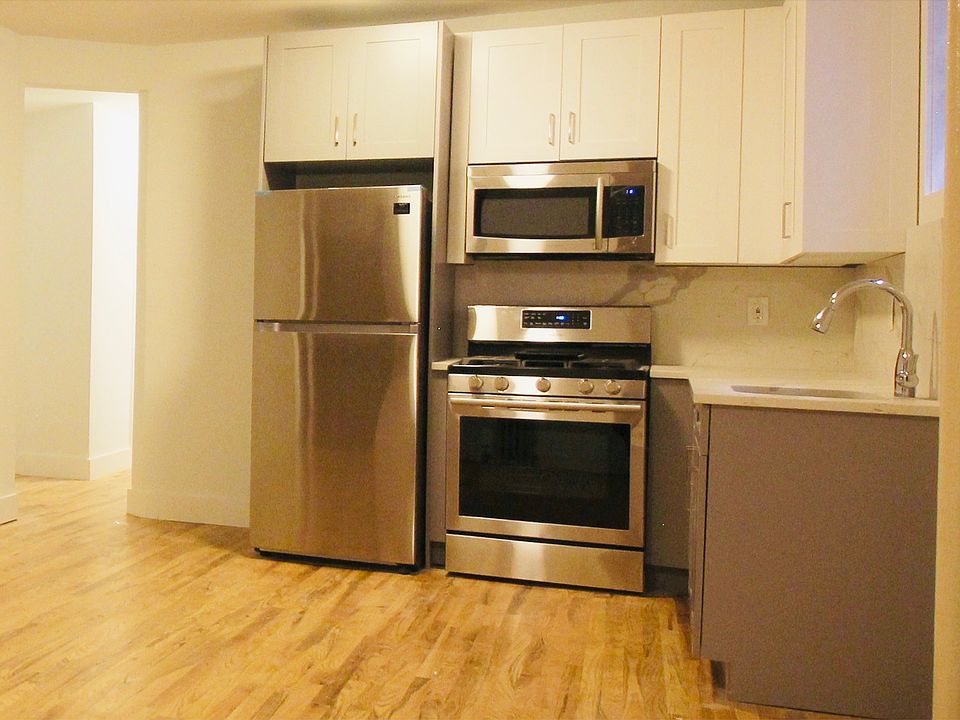 Kitchen, 100% stainless steel appliances (brand new / unused)
