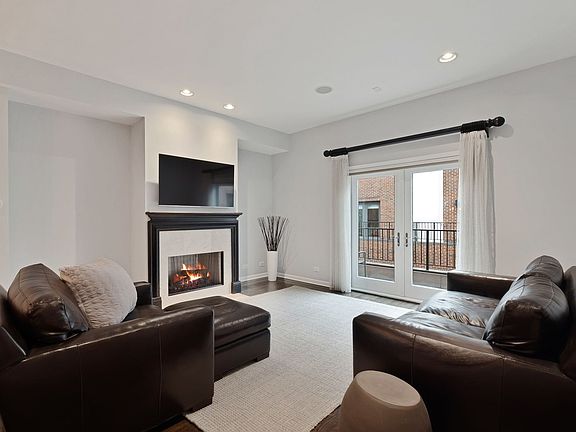 5th image of 1742 W Diversey Pkwy APT 4
