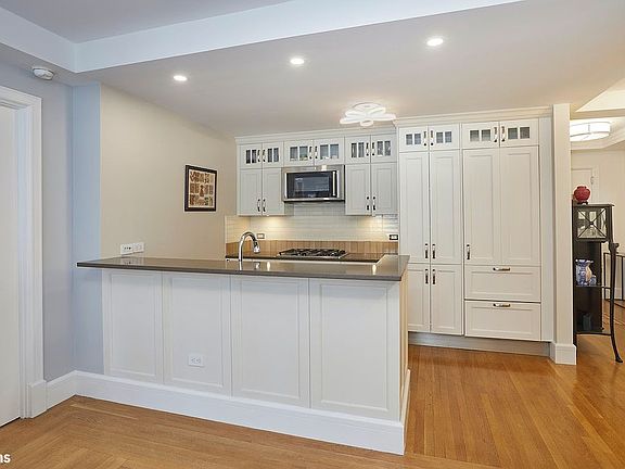 3rd image of 27 W 72nd St #615