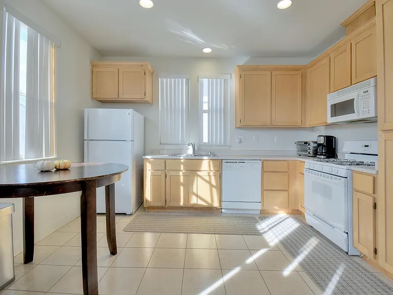 2569 N Village Dr — Photo 3