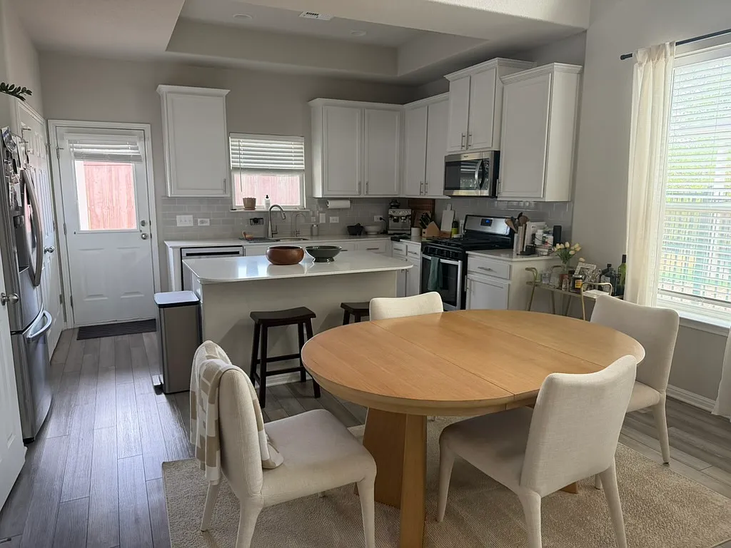 3 bed, 2.5 bath, 1900 sqft, $2,795 — Photo 4