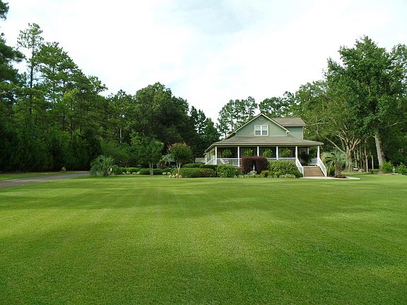 Large front yard, with plenty of room
