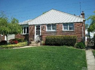 7 Greenway Dr, Farmingdale, NY 11735