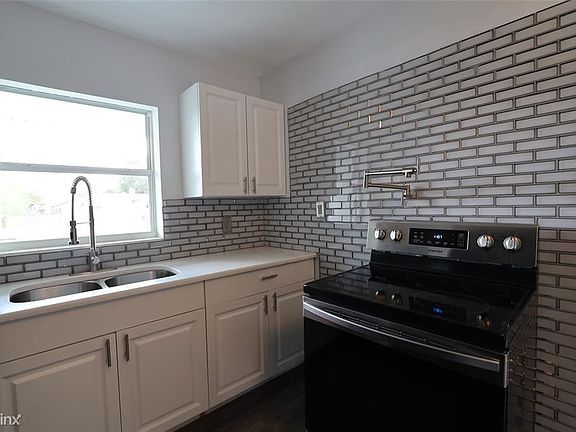 4th image of 2704 Bonneville Dr