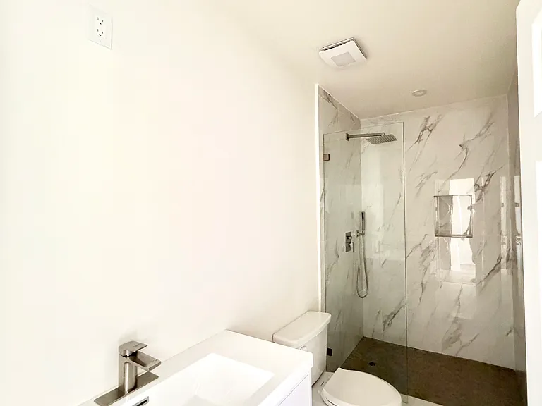 10639 Whitegate Ave — Photo 13