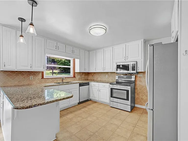 2127 Desmond Dr — Photo 10