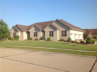 1552 Canvas Back Dr, Staunton, IL