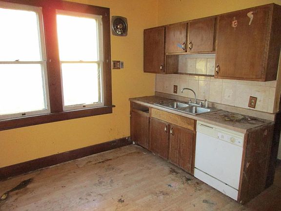 2nd image of 704 E Lake St
