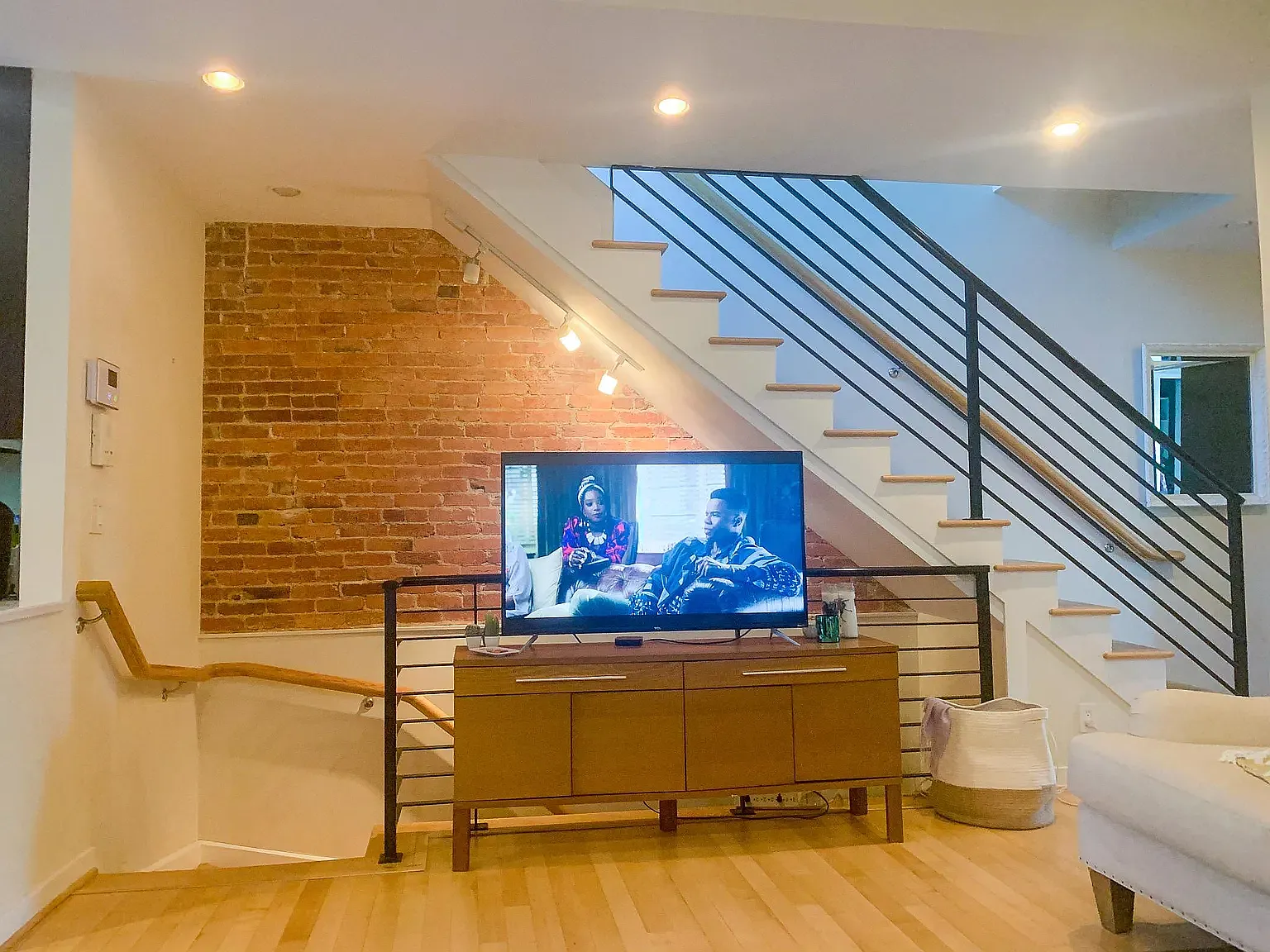 3 bed, 690 sqft, $1,350 — Photo 2