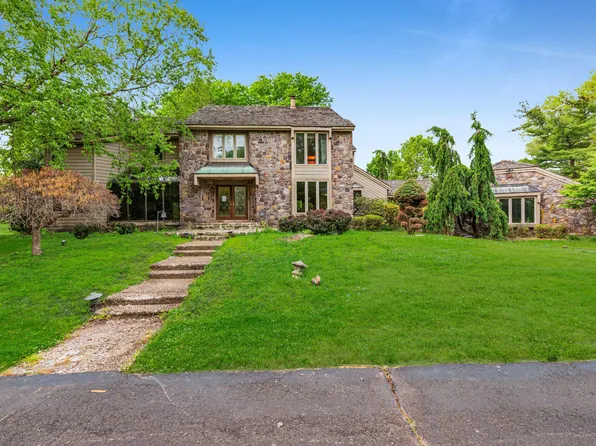 2 3 Ponds Ln, Newtown, PA 18940