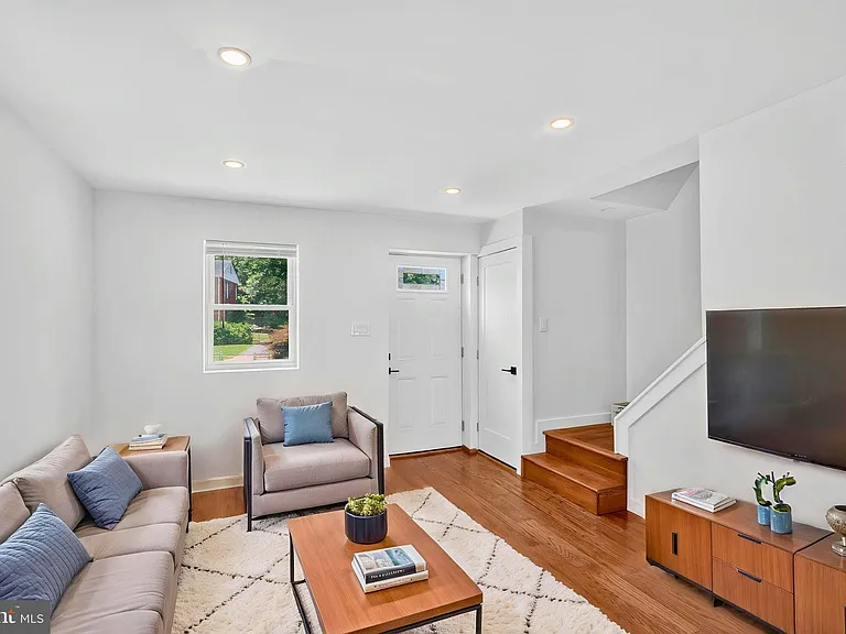 2218 Farrington Ave — Photo 6