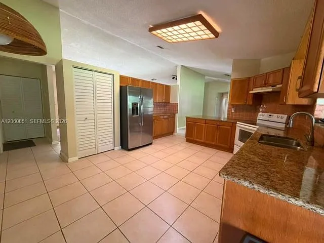 4 bed, 2.0 bath, 2341 sqft, $3,900 — Photo 4