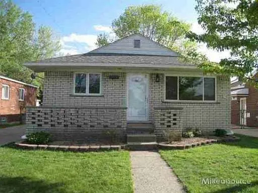 19624 Salisbury St photo 1