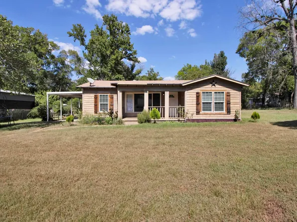 1003 Premier Rd, Longview, TX 75604