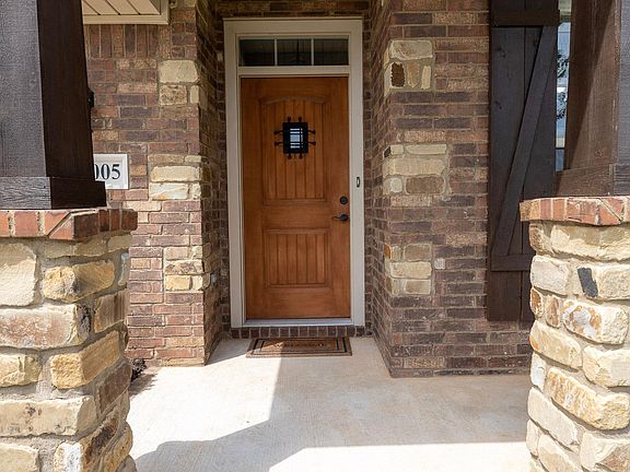 Front door and entry way (Exterior)