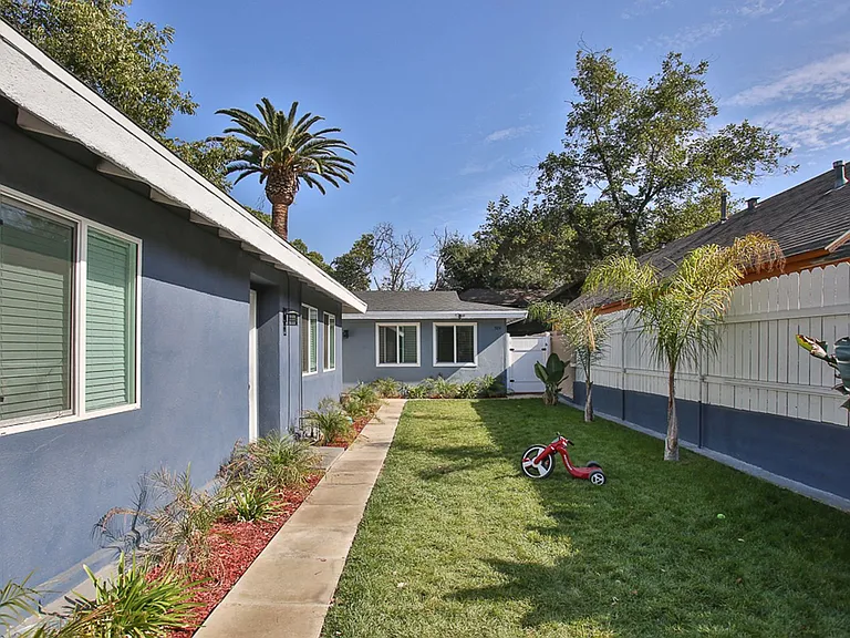 922 N Summit Avenue — Photo 3