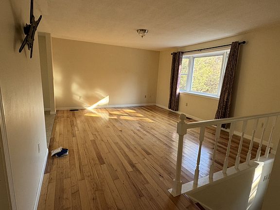 4th image of 664 Bay Rd