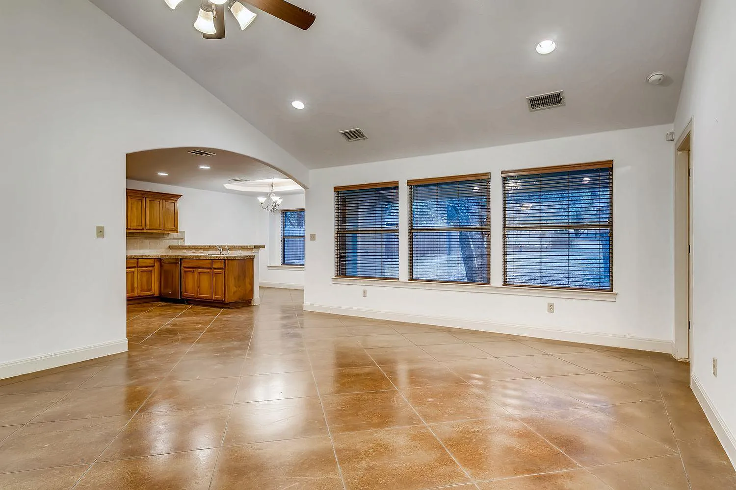 3 bed, 2.0 bath, 1528 sqft, $2,100 — Photo 3
