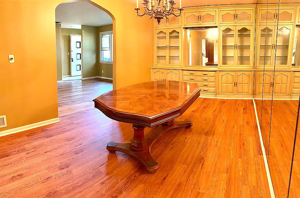 Dining Room w/built in