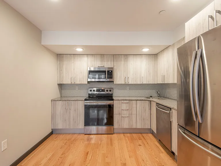 2545-47 Montrose St #BB — Photo 15