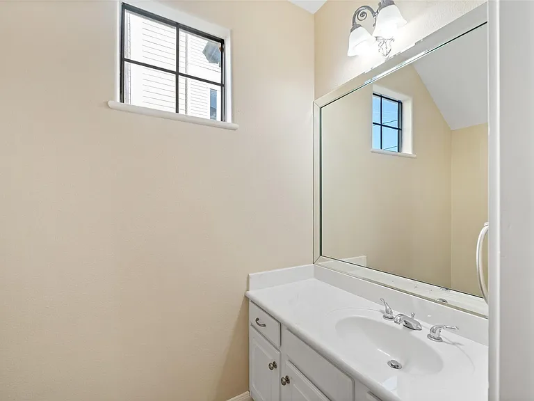 2406 Calumet St — Photo 25