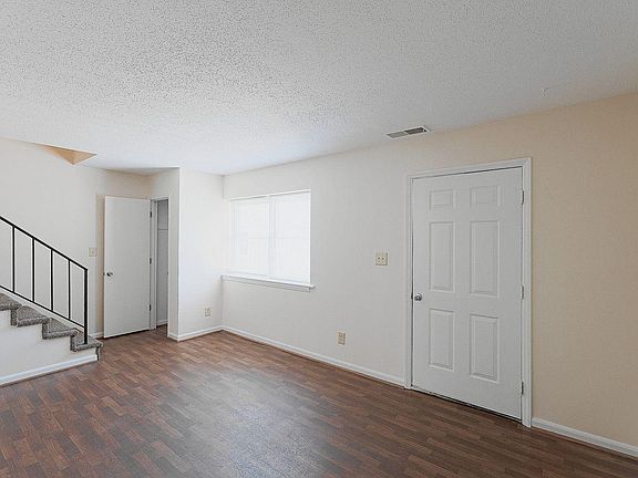 4th image of 403 Hermitage Dr