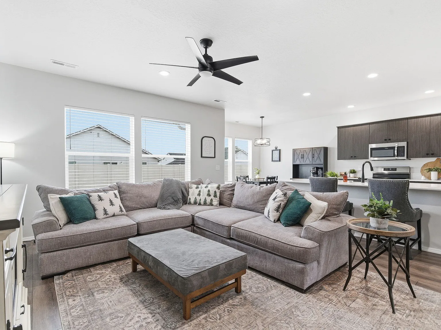 4 bed, 1600 sqft, $6,485 — Photo 1