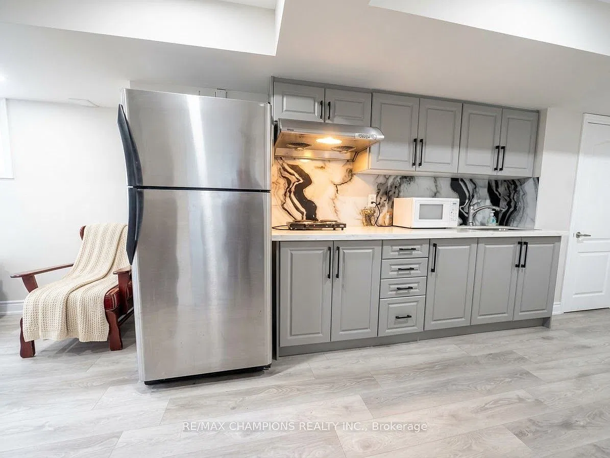 13 Black Diamond Cres — Photo 3