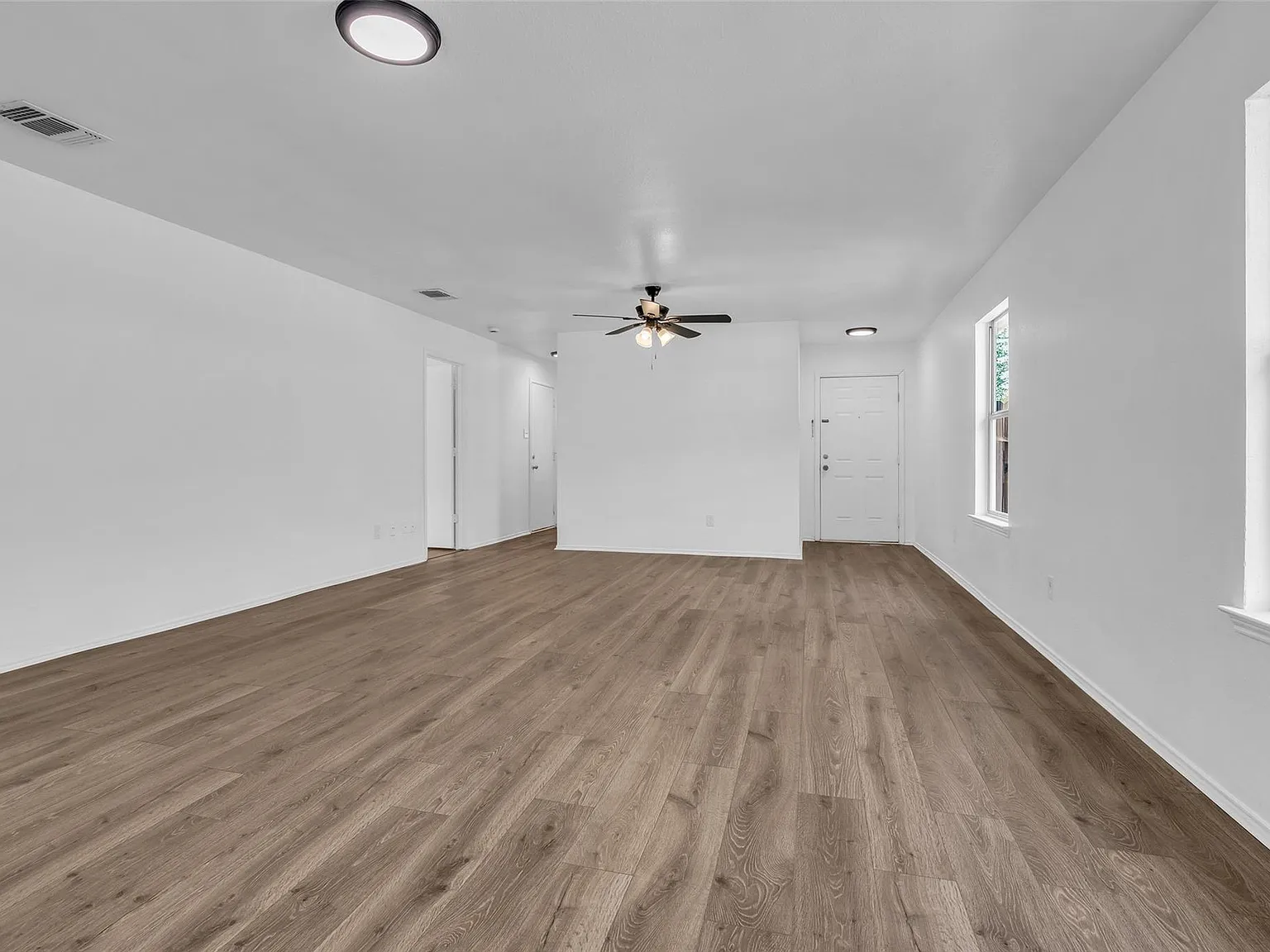 3 bed, 2.0 bath, 1390 sqft, $2,000 — Photo 4